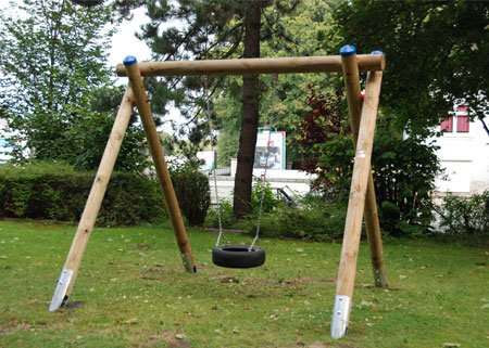 Schaukel aus autoreifen und ketten. ein kinderspielplatz. kinderschaukel  aus einem autorad. hochwertiges foto